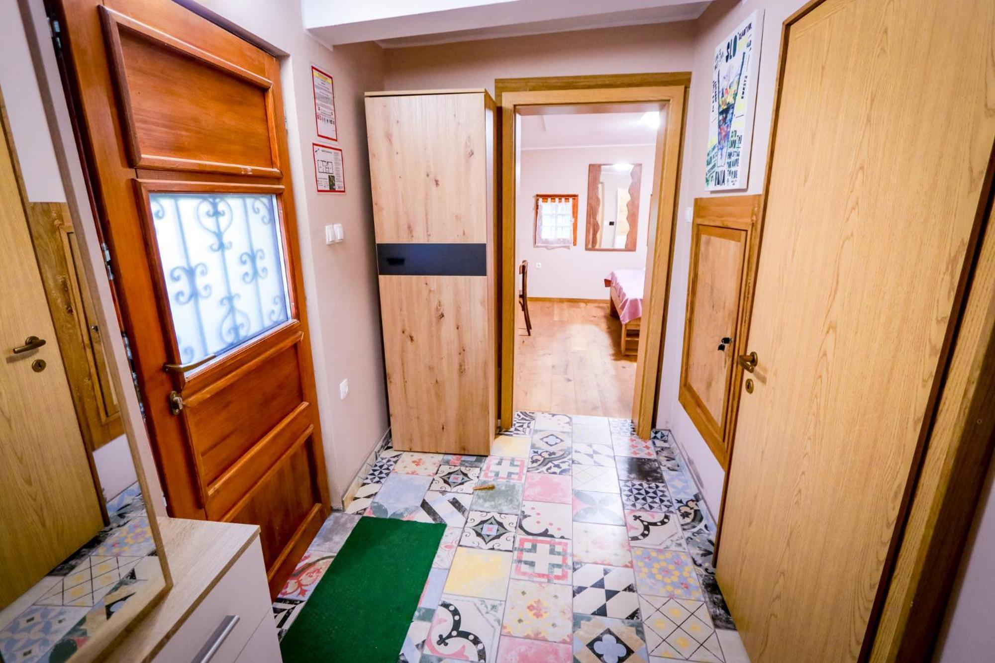 Hostel Strug Makole Luaran gambar